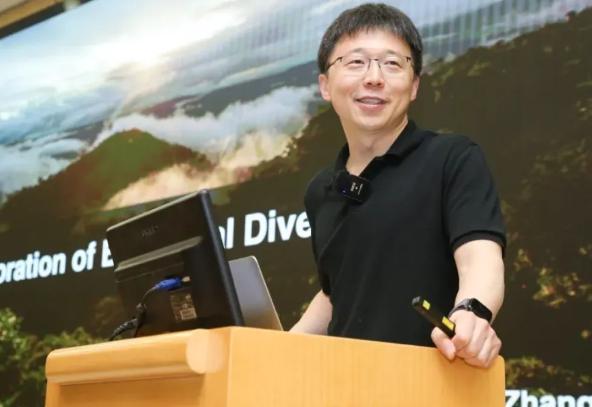 他獲得美國(guó)科技最高獎(jiǎng)(圖2)