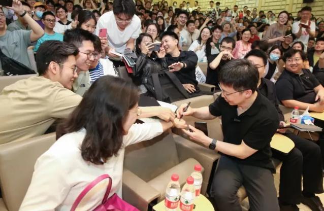 他獲得美國(guó)科技最高獎(jiǎng)(圖3)